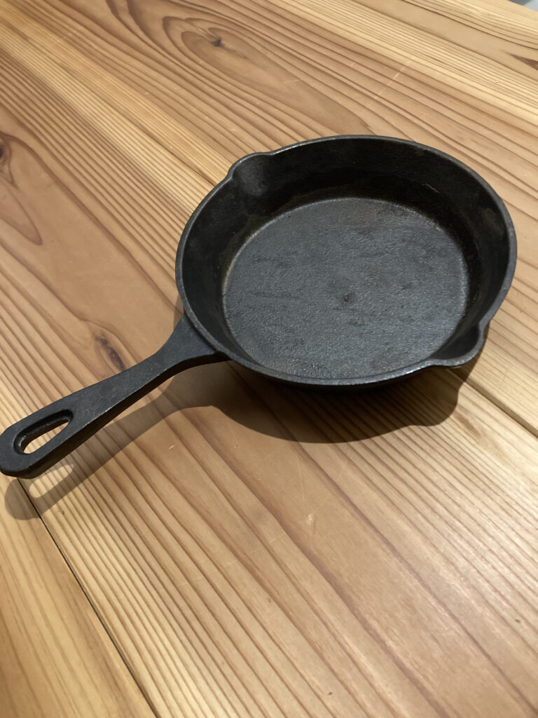 ダイソーのスキレットMをソロキャンプ初心者が徹底レビュー！